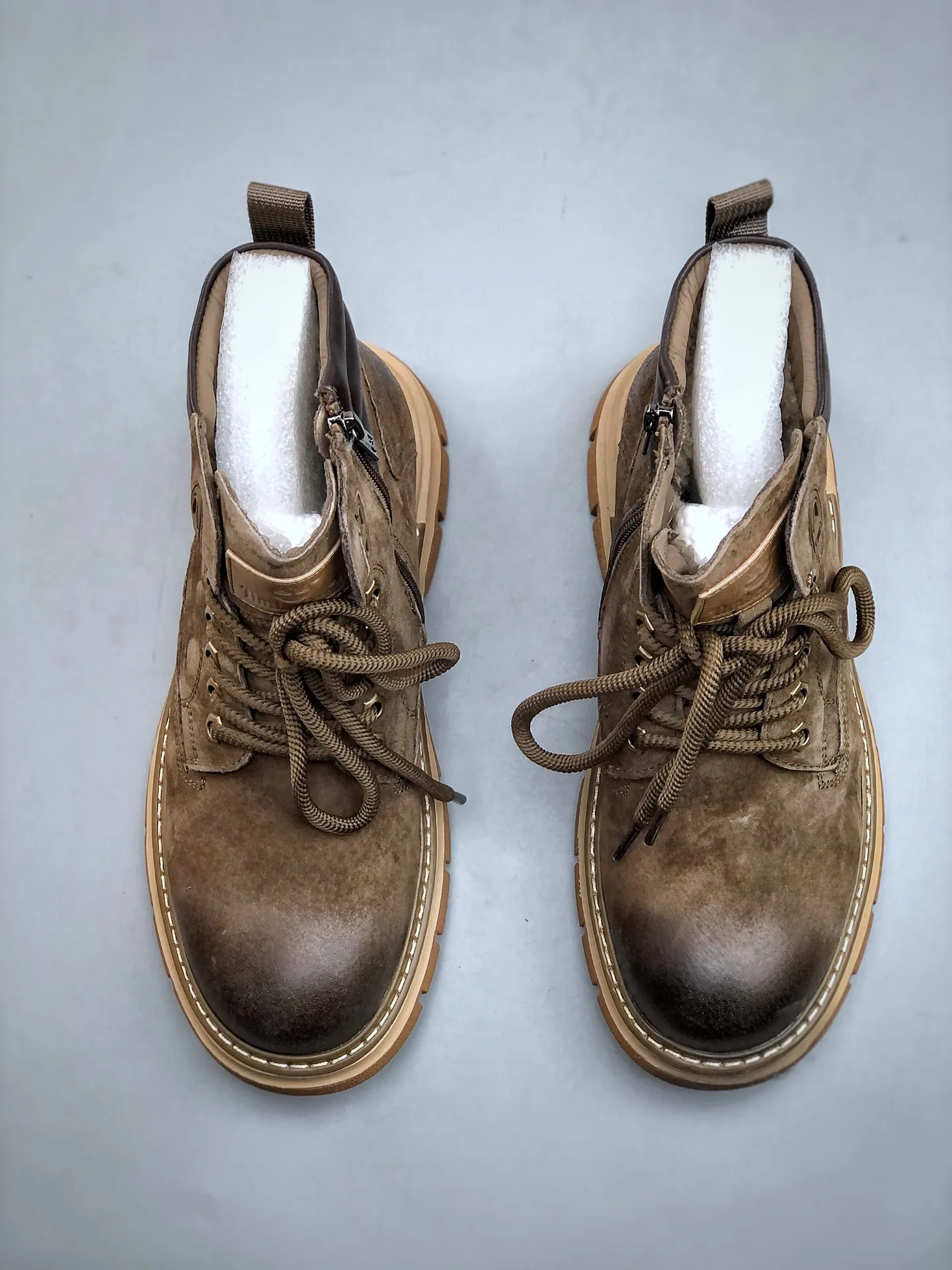 Welfare special price💰480 Timberland Timberland/Timberland new autumn and winter products (plush lining🔥warm and heat-locking) autumn and winter must-have outdoor casual rhubarb boots series #Guangdong Dachang quality original box original packaging fashion trend matching the fabric is made of Italian 🇮🇹 top frosted fine-grained cowhide with anti-odor and anti-corrosion genuine leather latex insoles. The outsole and hardware are all made from raw materials of the original factory. They are the same as the original Goodyear never-opening process. Good products do not kill pigs. The quality of the first order is strictly controlled. Exclusively released on the entire network. There is no doubt about the quality. The whole set of official website unified packaging gives you a perfect wearing experience. The quality is exquisite and durable. A must-have for sportsmen. Specially designed to prevent handsomeness. High-quality and first-class foot feel. Specially used for outdoor cold protection this winter. Daily casual matching. Size: 38 39 40 41 42 43 44 (leather shoe size)